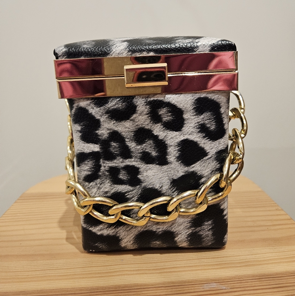 Source Unknown Black and Gold Leopard Print Clutch